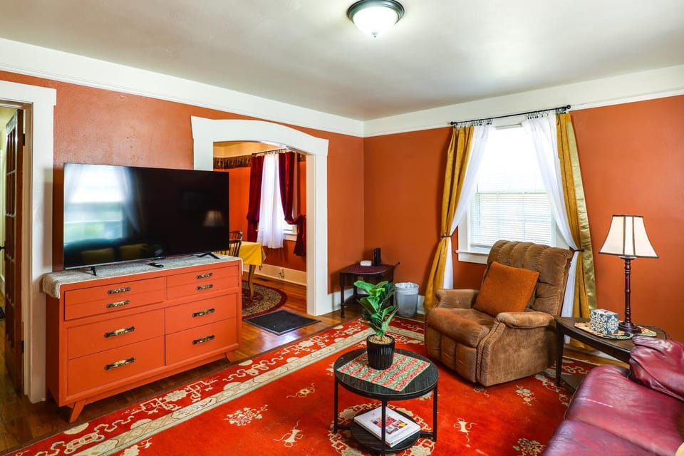Walk to New Mexico Military Institute! Cozy Escape House in Roswell