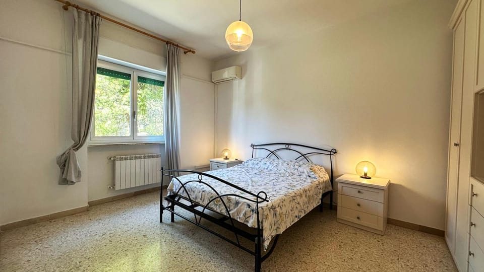 Photo of the whole room, Bedroom, air conditioner