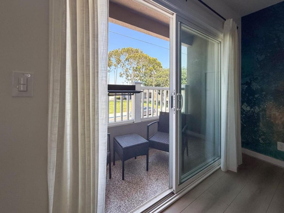 Beachside 2BR Condo, 2 King Beds , Near Disney Apartment in Seal Beach