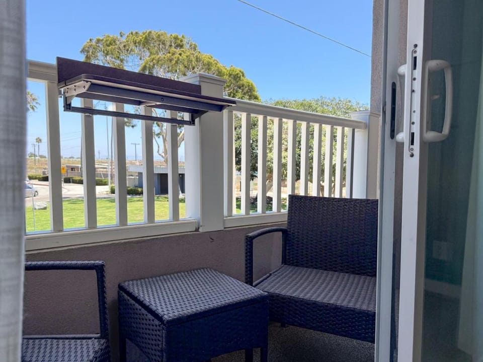 Beachside 2BR Condo, 2 King Beds , Near Disney Apartment in Seal Beach