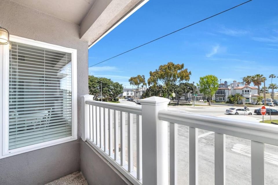 Beachside 2BR Condo, 2 King Beds , Near Disney Apartment in Seal Beach