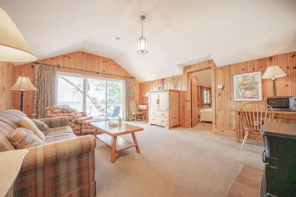 138 Lakefront Cottage Private Beach & & Kayaks Chalet in Georgina