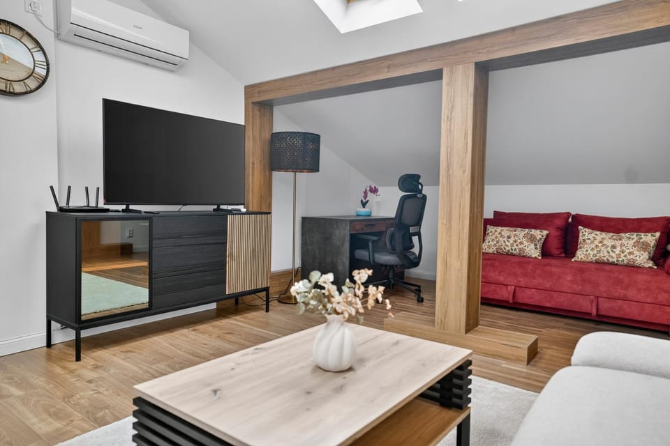 TV and multimedia, Living room, Seating area, Evening entertainment, air conditioner