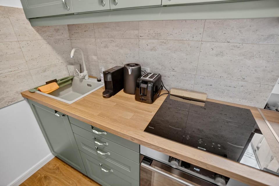 Coffee/tea facilities, Kitchen or kitchenette, stove, toaster