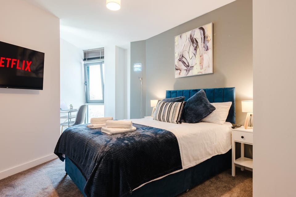Bed, TV and multimedia, Photo of the whole room, Bedroom, towels