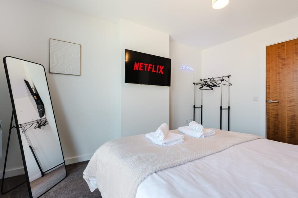 Bed, TV and multimedia, Photo of the whole room, Bedroom, towels, wardrobe