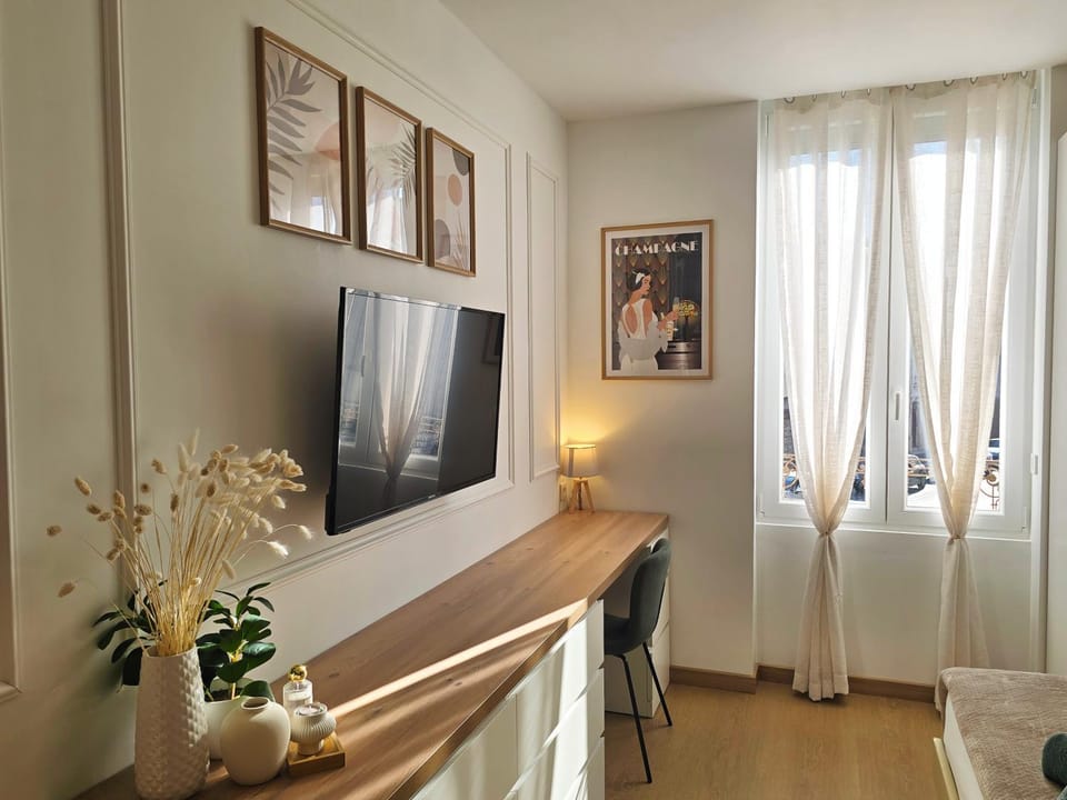 TV and multimedia, Bedroom, storage