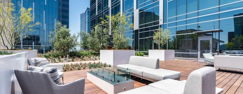 Contemporary 3BR DTLA High-Rise w Pool Rooftop Apartment in Los Angeles