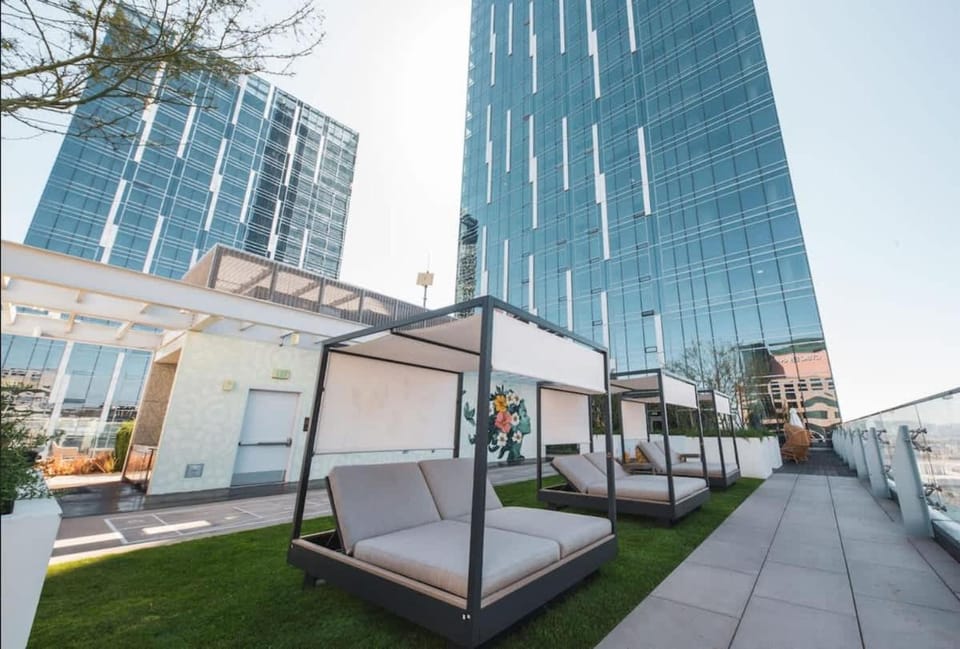 Contemporary 3BR DTLA High-Rise w Pool Rooftop Apartment in Los Angeles