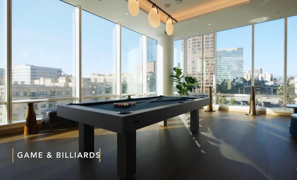 Contemporary 3BR DTLA High-Rise w Pool Rooftop Apartment in Los Angeles