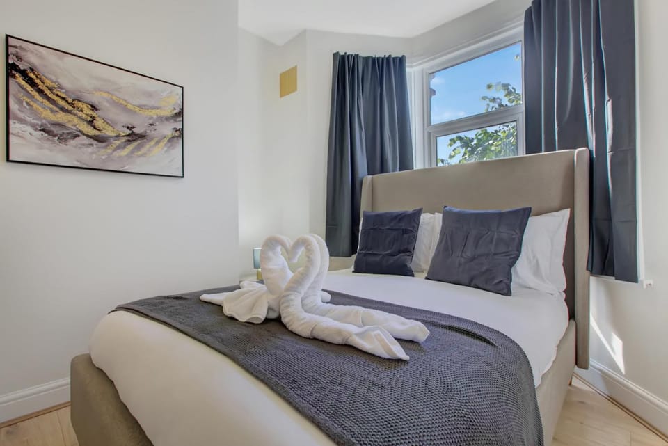 Bed, Bedroom, towels