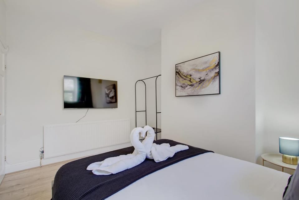 Bed, TV and multimedia, Bedroom
