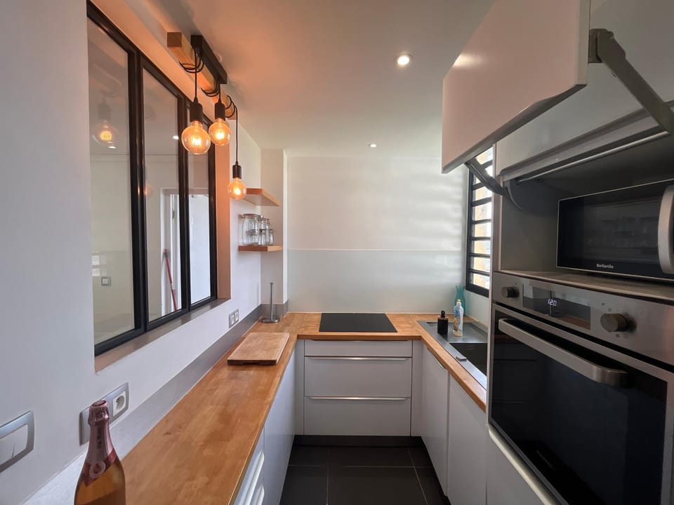 Coffee/tea facilities, Kitchen or kitchenette, dishwasher, microwave, oven, stove