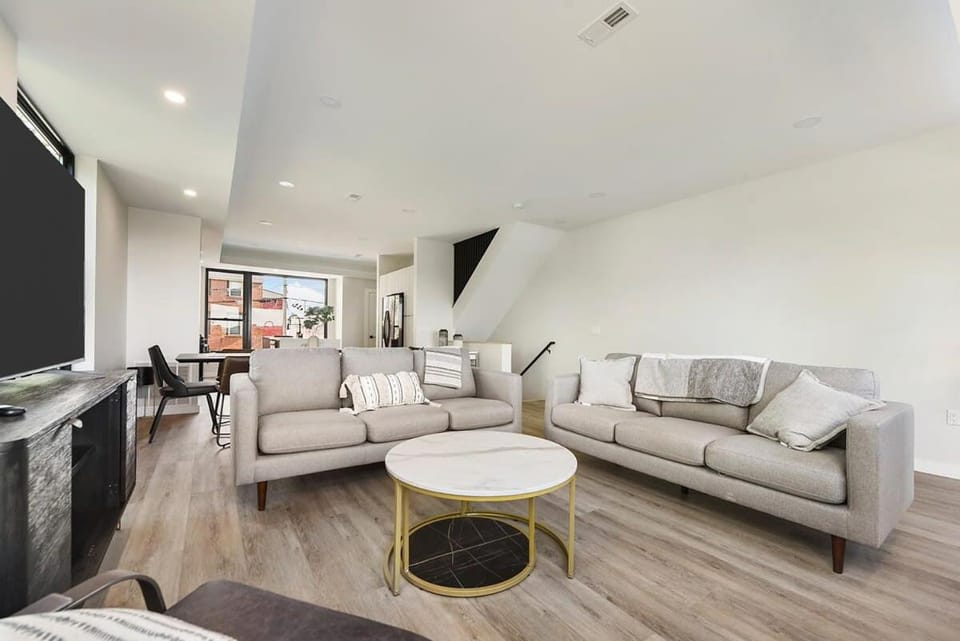 Skyline Haven- 5BR-3 5BA with 2 parking spots and Rooftop House in Pittsburgh