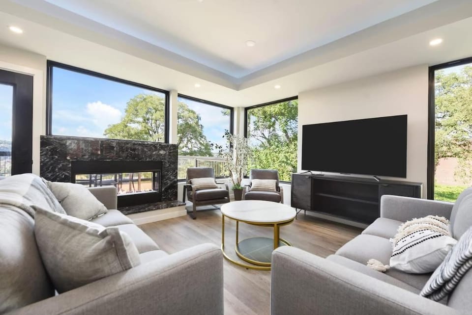 Skyline Haven- 5BR-3 5BA with 2 parking spots and Rooftop House in Pittsburgh