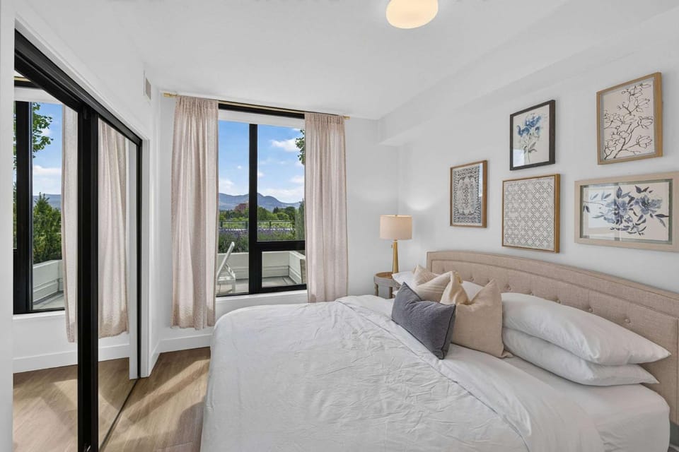 The Traditional A Luxury Terrace Escape that Sleeps 4 Apartment in Kelowna