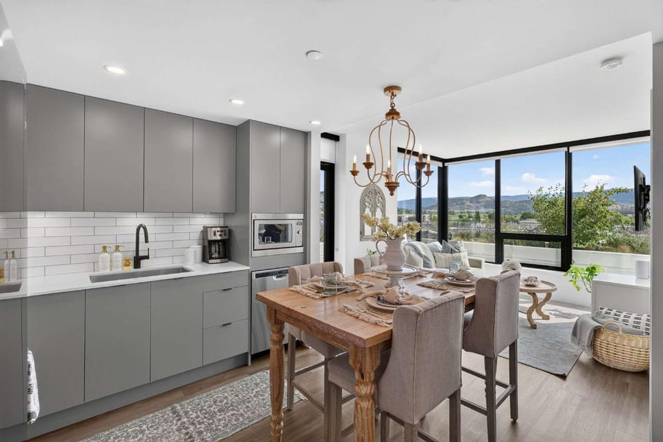 The Traditional A Luxury Terrace Escape that Sleeps 4 Apartment in Kelowna