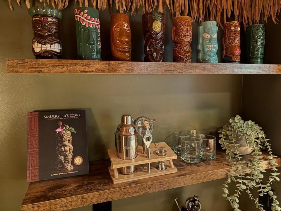 Coconut Chalet - Hot Tub, Tiki Lounge, Skiing House in Cottonwood Heights