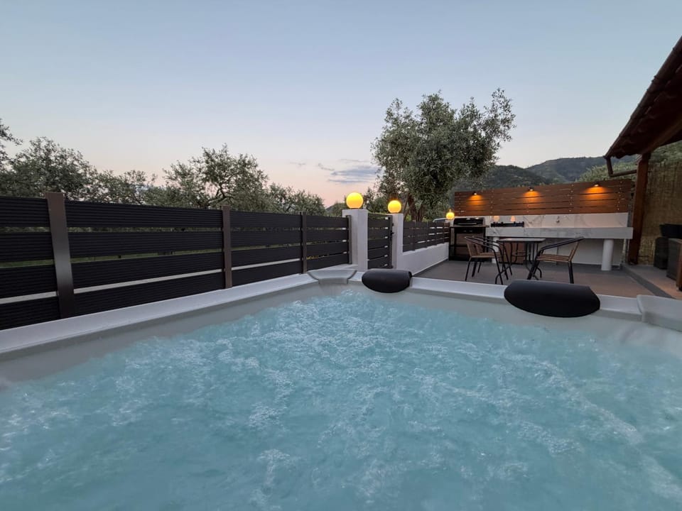 Patio, Day, Natural landscape, Hot Tub, View (from property/room), Balcony/Terrace