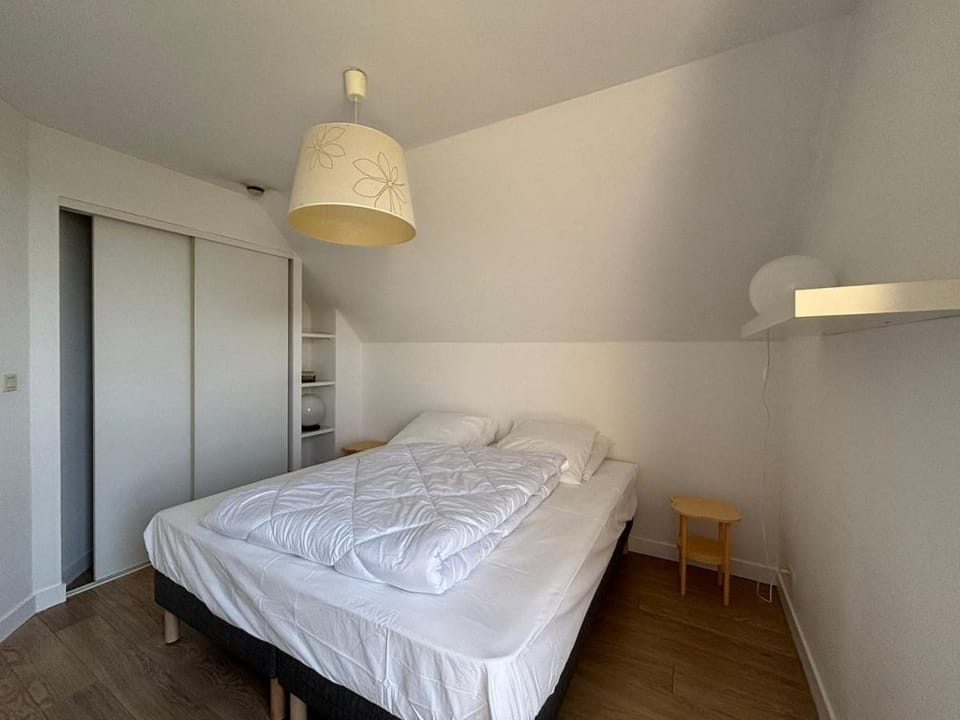Bed, Photo of the whole room, Bedroom, wardrobe
