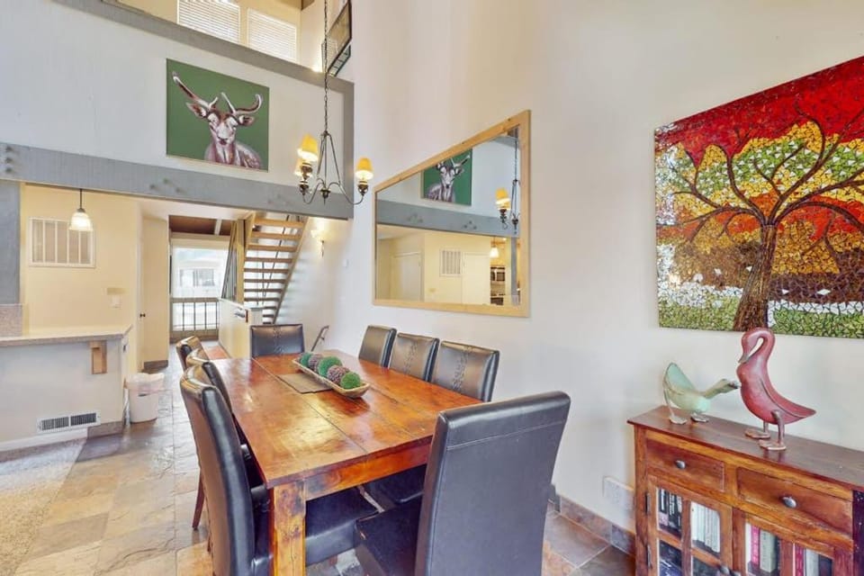 Lakeside condo w free WiFi & a gas fireplace plus a shared pool & hot tub House in South Lake Tahoe