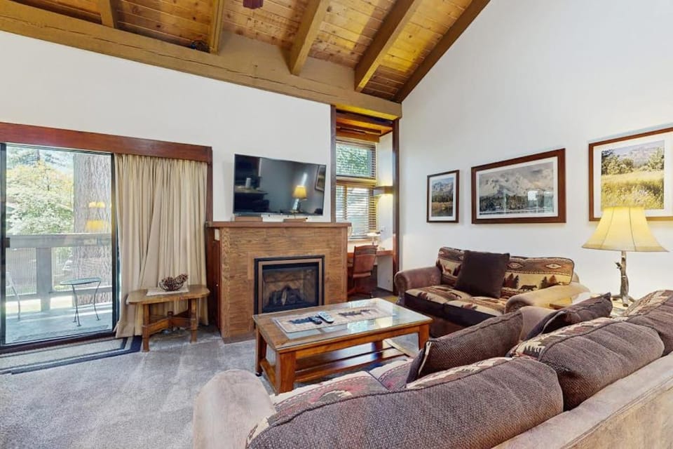 Inviting condo near skiing with lake & beach access pools & hot tubs House in South Lake Tahoe
