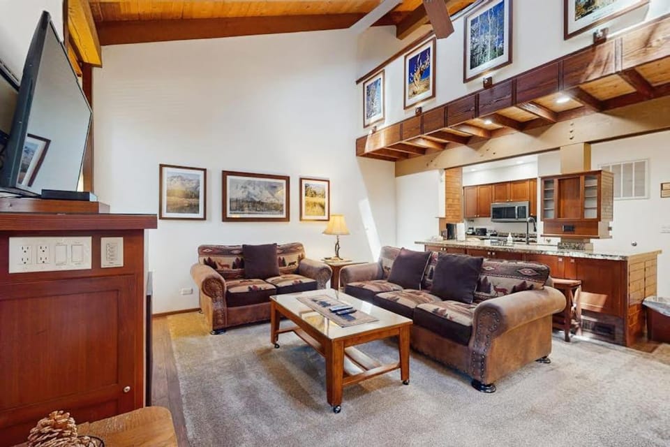 Inviting condo near skiing with lake & beach access pools & hot tubs House in South Lake Tahoe