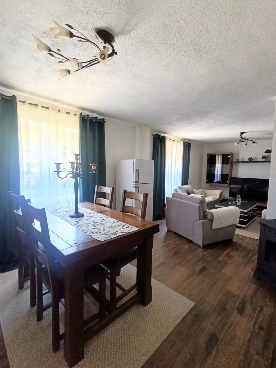 TV and multimedia, Living room, Seating area, Dining area, fireplace