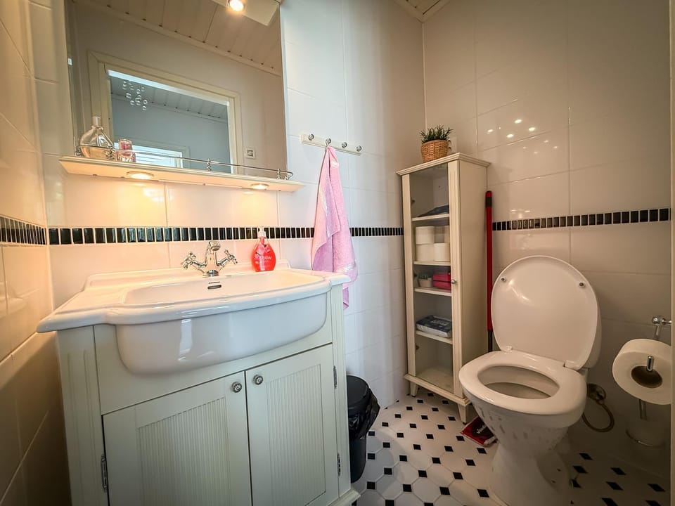 Toilet, towels