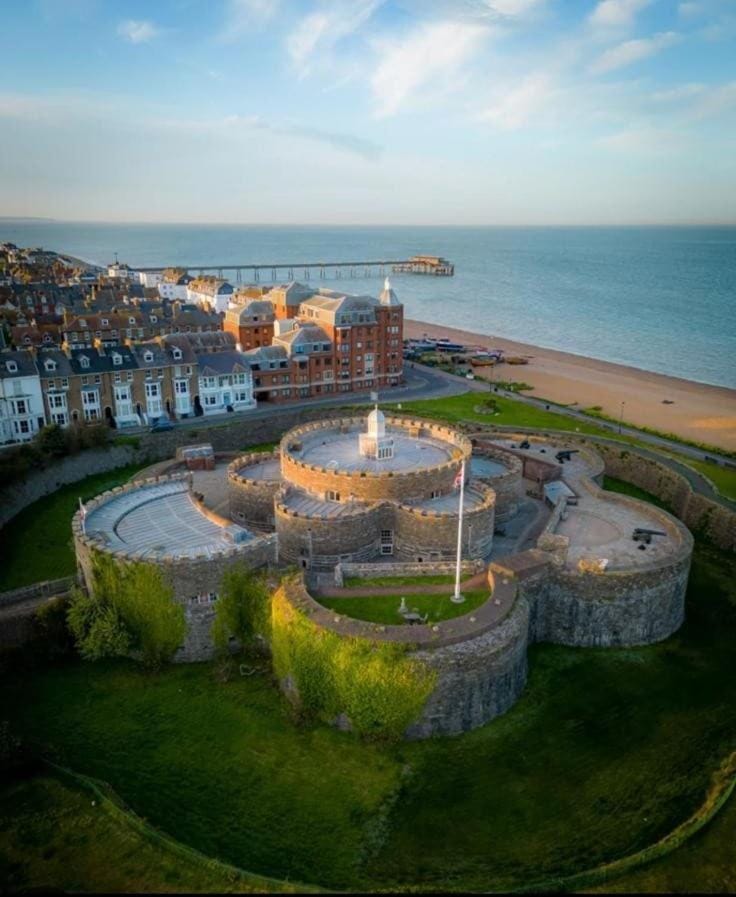 Luxury Seafront Apartment - Private Onsite Parking Apartment in Dover District