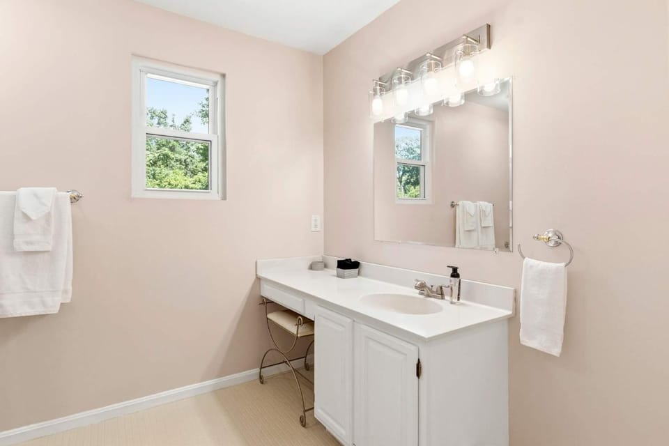 Spacious Edgewater Home Deck & Sleeps 10 House in Anne Arundel County