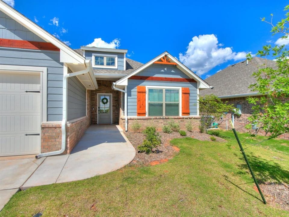 Suburban Shangri-La Where Comfort Throws a Party! House in Midwest City