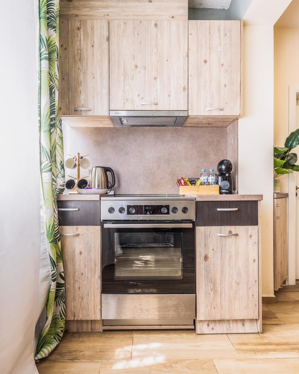 Coffee/tea facilities, oven, stove, kitchen