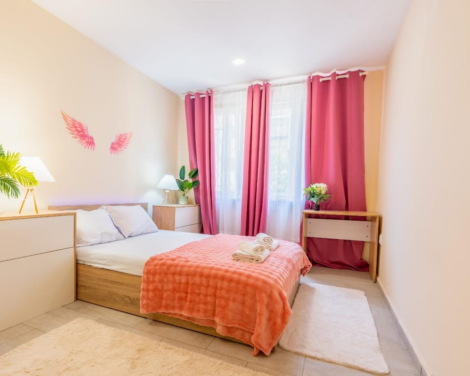 Bed, Bedroom, towels