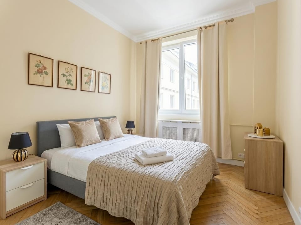 Bed, Photo of the whole room, Bedroom, towels
