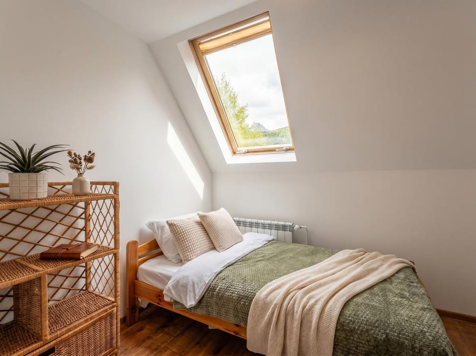 Bed, Photo of the whole room, Bedroom, towels