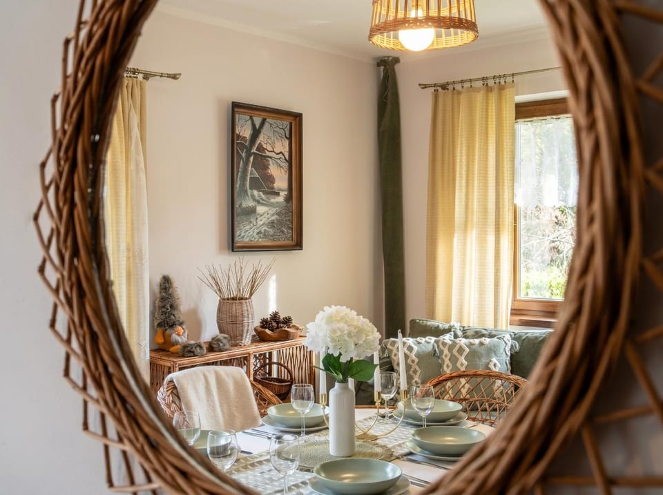 Living room, Food and drinks, Seating area, Dining area, Food