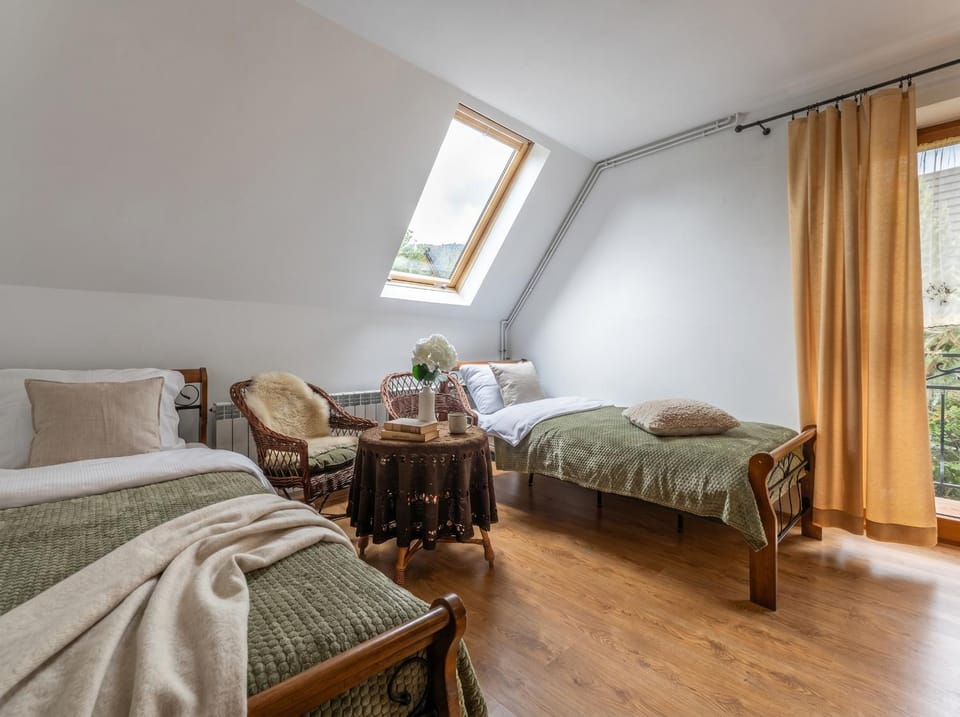 Bed, Living room, Photo of the whole room, Seating area, Bedroom, towels
