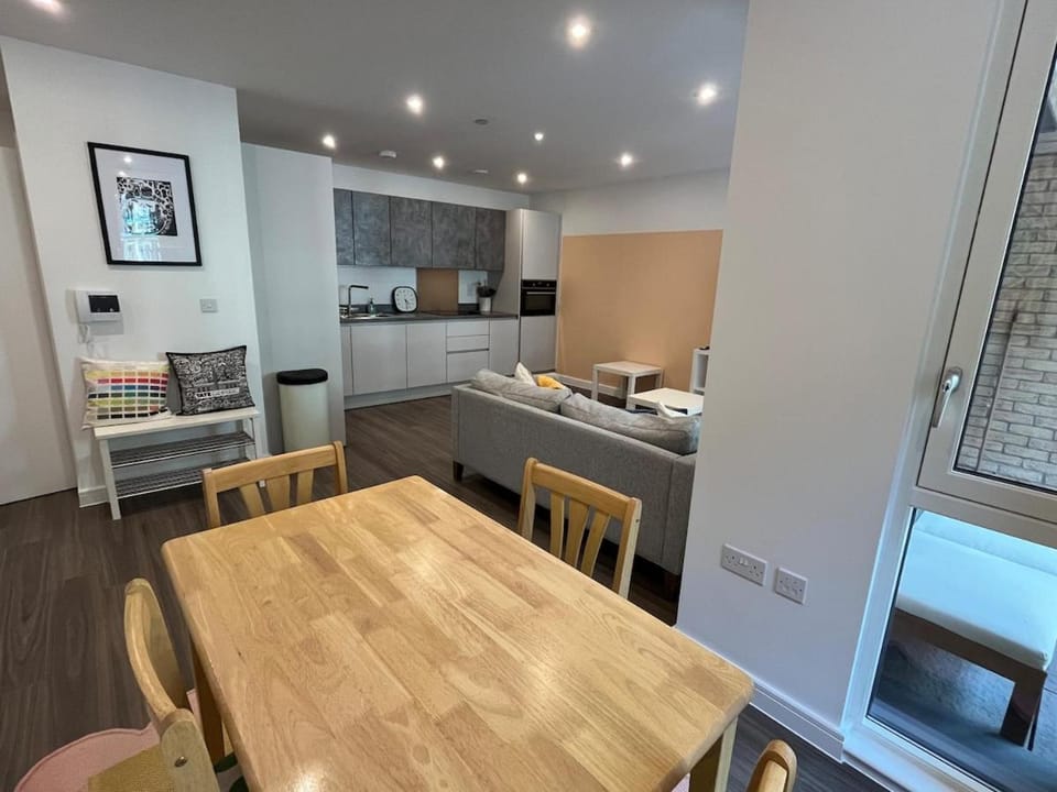 Modern 1 bed flat by Acton Town Tube Apartment in London Borough of Ealing