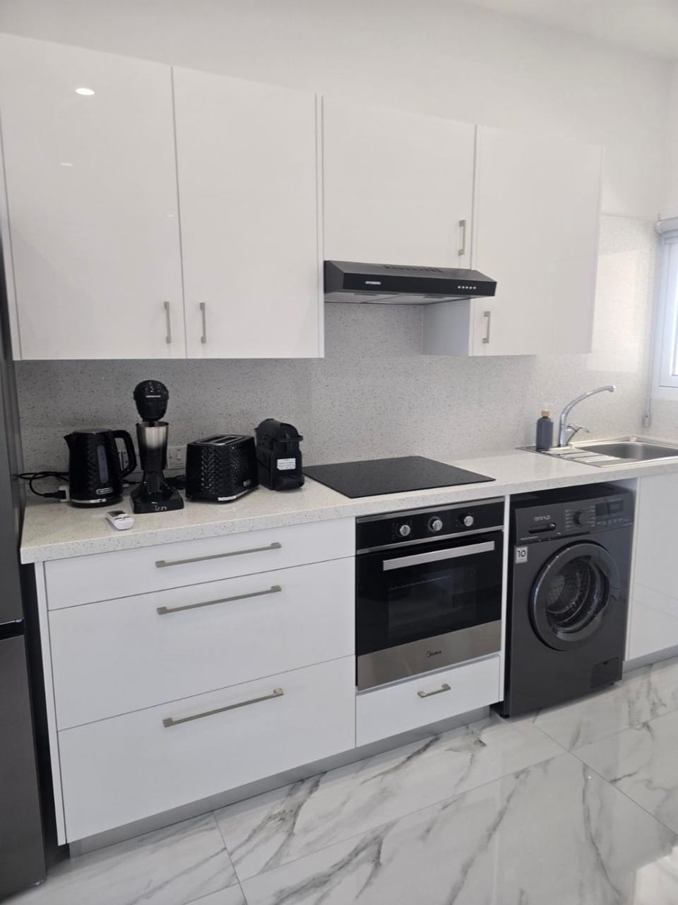 Coffee/tea facilities, Kitchen or kitchenette, oven, stove, toaster, washing machine, dryer