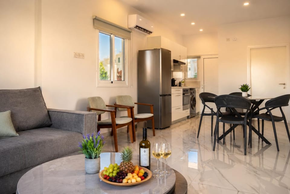 Kitchen or kitchenette, Living room, Food and drinks, Seating area, Dining area, Food, oven, stove, toaster