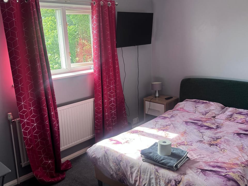 Bed, TV and multimedia, Photo of the whole room, Bedroom