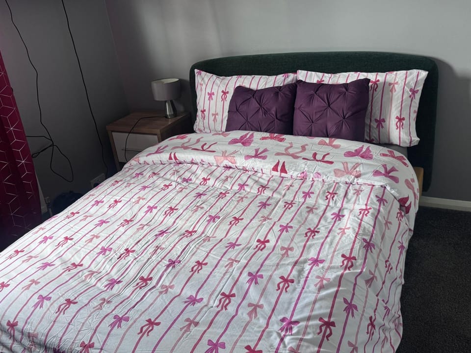 Cozy and Charming Double room with Workspace Vacation rental in Bedford