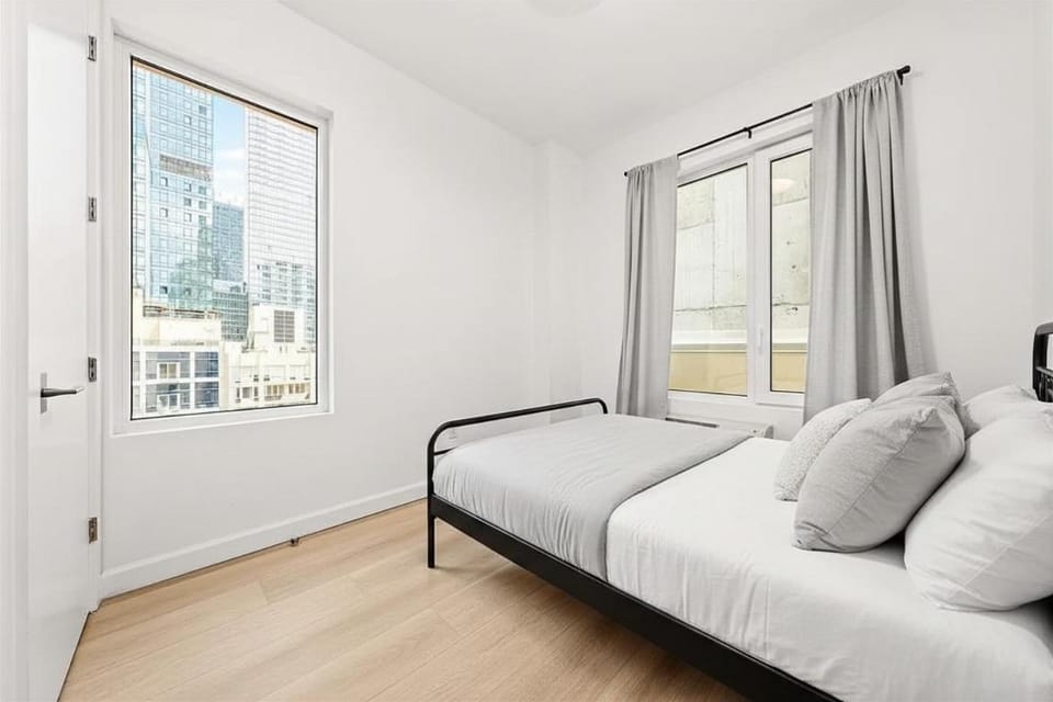 1 STOP MIDTOWN CORNER SKYLINE PENTHOUSE NEW MODERN PATIO 1 BR APt Apartment in Sunnyside