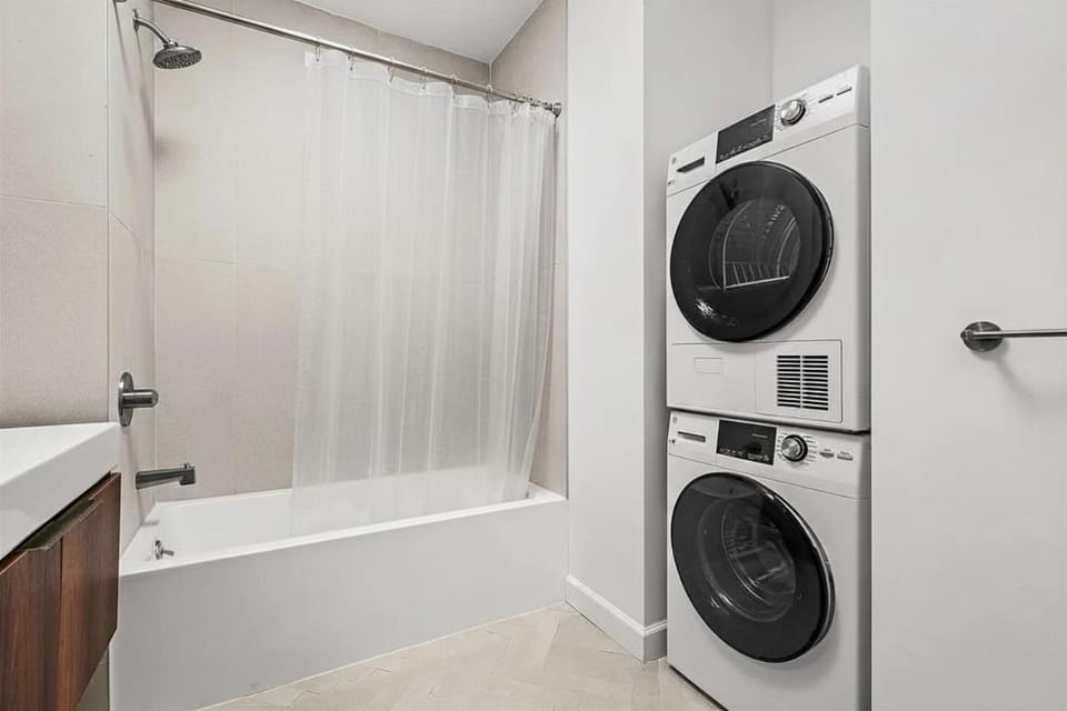 1 STOP MIDTOWN CORNER SKYLINE PENTHOUSE NEW MODERN PATIO 1 BR APt Apartment in Sunnyside