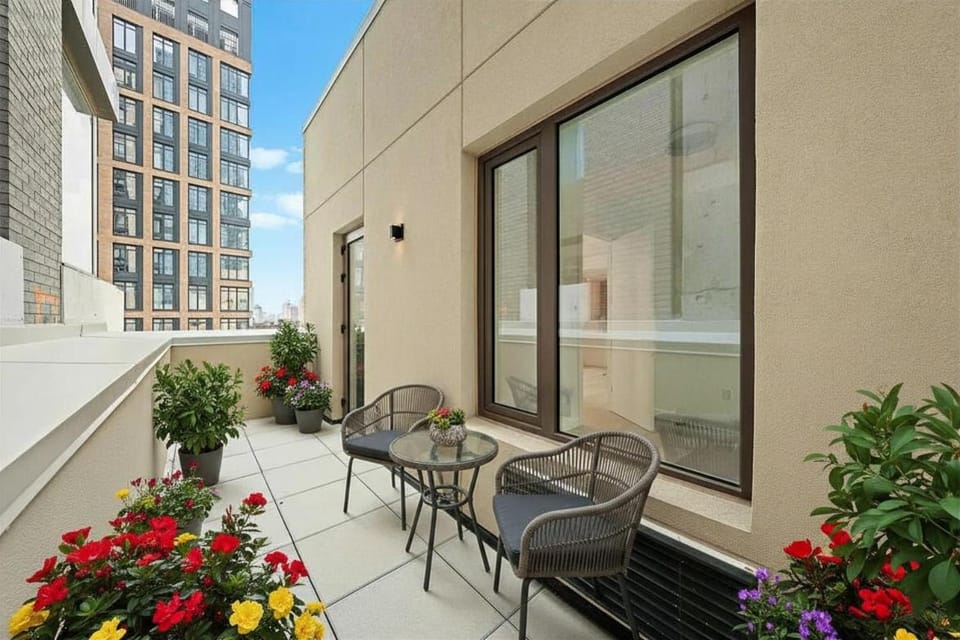 1 STOP MIDTOWN CORNER SKYLINE PENTHOUSE NEW MODERN PATIO 1 BR APt Apartment in Sunnyside