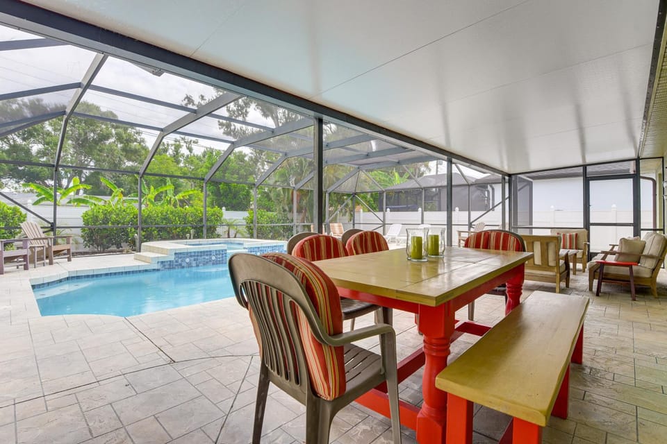 4 Mi to Siesta Key Beach! Spacious Family Getaway House in Gulf Gate Estates