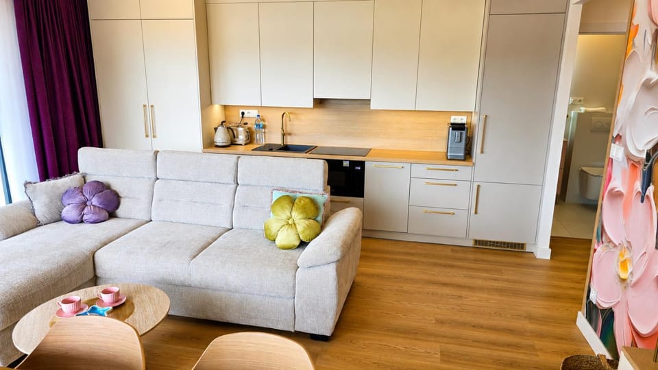 Coffee/tea facilities, Kitchen or kitchenette, Living room, Seating area, stove