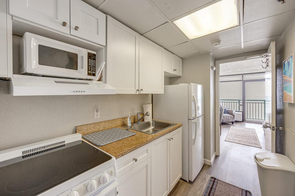 Myrtle Beachfront Bliss! 7th-Floor Condo w/ Pool House in Myrtle Beach