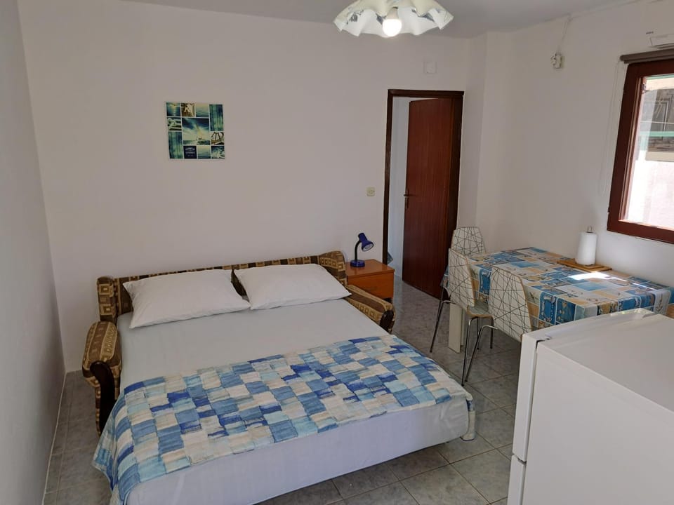 Bed, Kitchen or kitchenette, Dining area